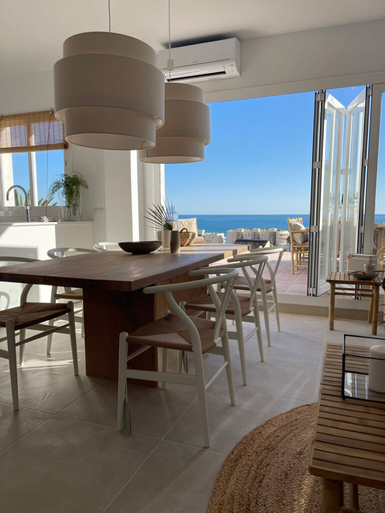 En stue med udgang til altan og udsigt til havet